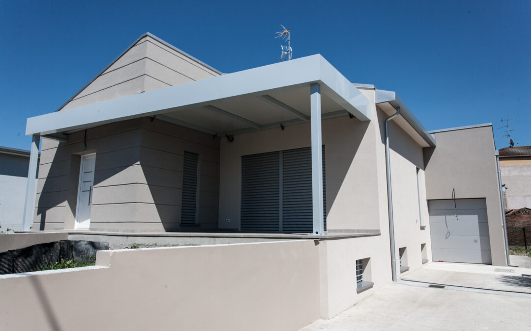 Riqualificazione contemporanea di una villa unifamiliare a Gonzaga dopo l'intervento architettonico