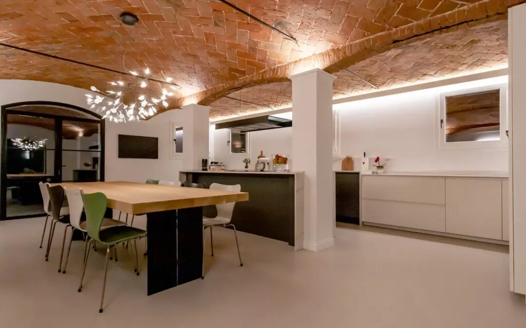 Esempio di cucina open space in immobile rustico ristrutturato.